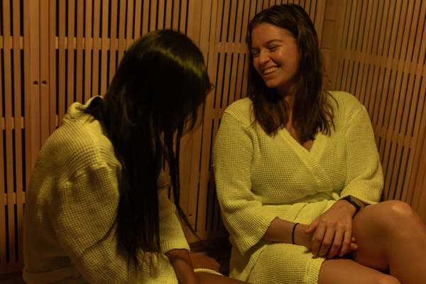 to jenter som sitter i en ir sauna