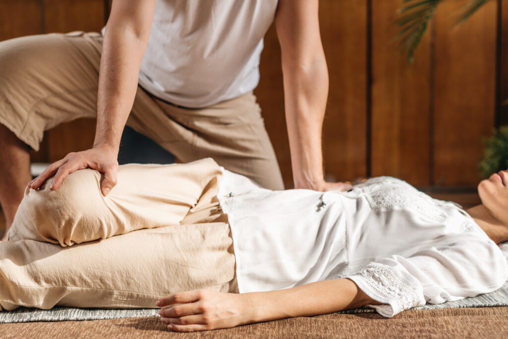Shiatsu / thai massasje behandling på en gulvmatte