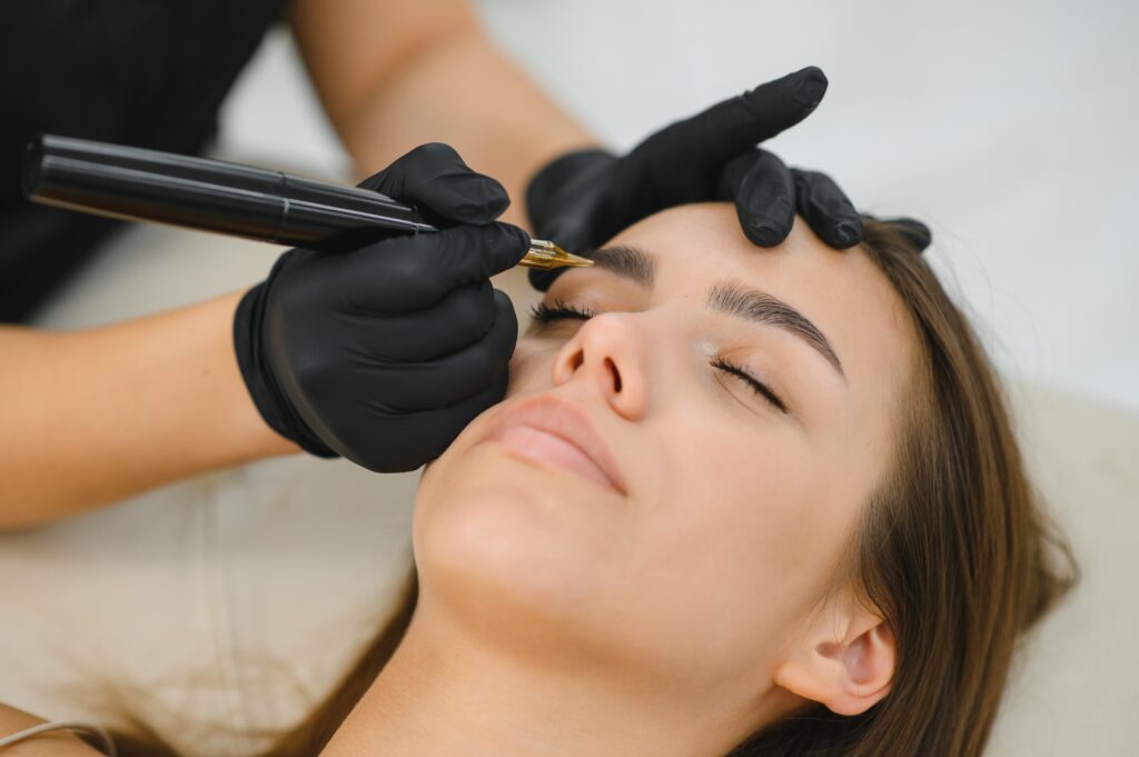 Bryn behandling forklart: fra brynslaminering til microblading og farging av bryn