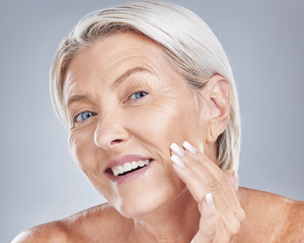Bilde av en eldre dame som får rynkebehandling og injeksjonsbehandlinger for hudforbedring