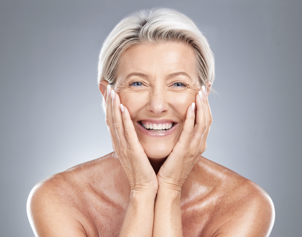 Bilde av et vakkert smilende eldre dameansikt som får injeksjonsbehandlinger for hudforbedring