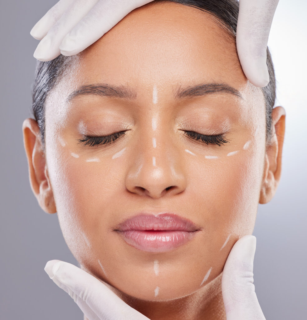 Bilde av et dameansikt som får fillersbehandling, rynkebehandling og injeksjonsbehandlinger for hudforbedring